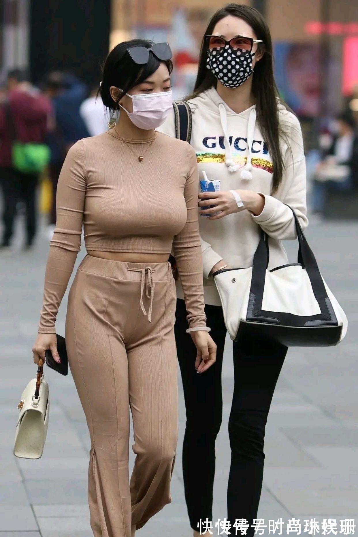 有色彩 针织长袖搭配高腰阔腿裤,一身浅褐色,穿出丰腴身材展现成熟气质