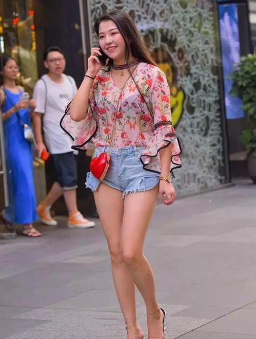 街拍|身穿粉色大衣的小姐姐,长发飘飘,女神范十足