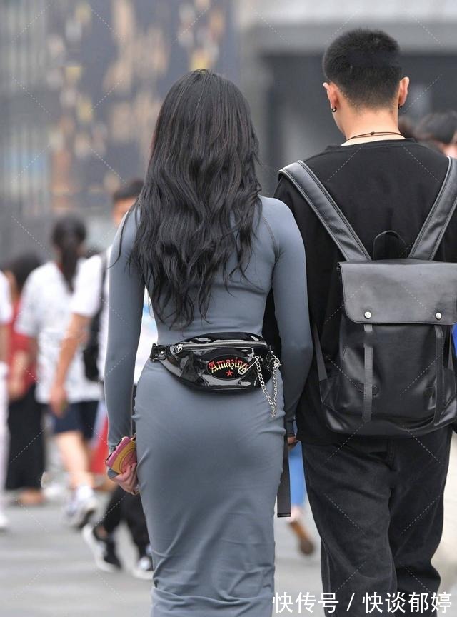 穿搭|中间色系的连衣裙，不需要任何装饰，就能彰显温柔典雅的轻熟风格