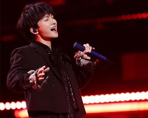 周深创造营首秀舞台《自己按门铃自己听》高音穿透全场，惊艳众人