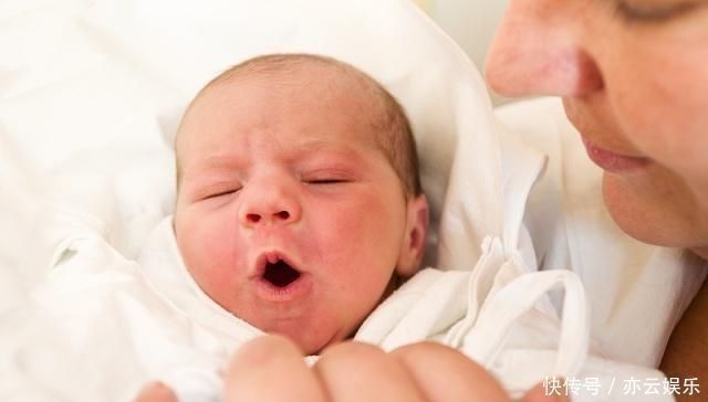 妈妈们|小宝宝经常“打嗝”,或许和几个“方面”有关,宝妈要多留心一点