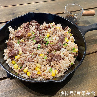 肥牛|铁板肥牛饭(胡椒厨房)这么做，吃前一定备足饭