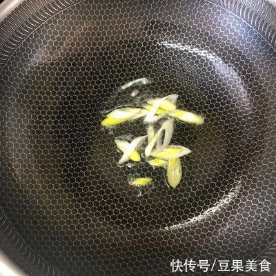 朋友一来就做芹菜炒土豆丝，吃得皆大欢喜好回家