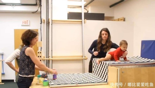 婴儿|将婴儿放在“视觉悬崖”上,他们会直接爬过去吗?看完长见识了