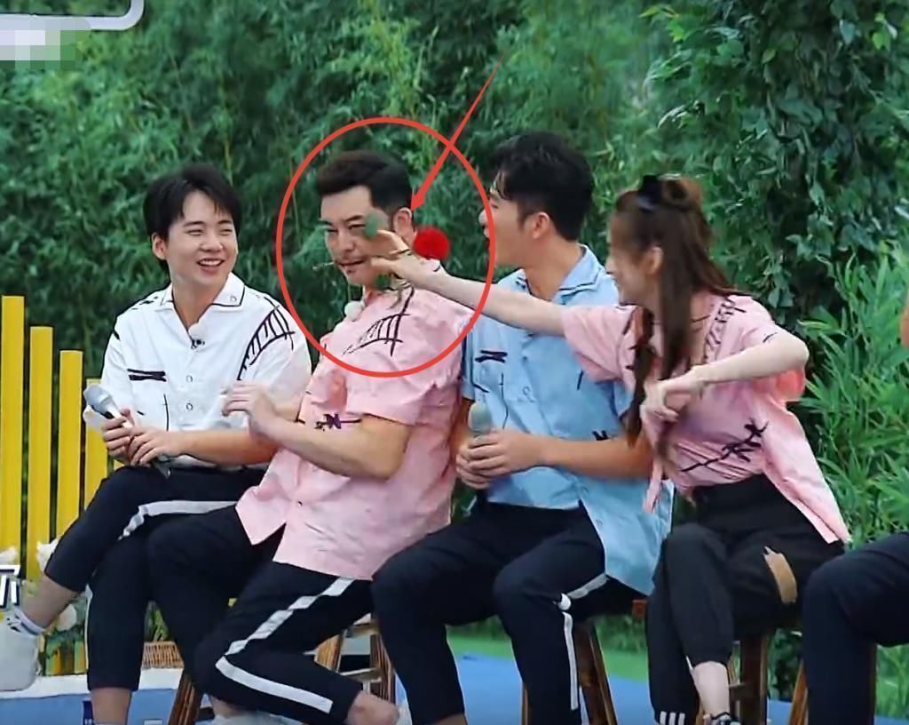 蔡徐坤略過baby,把玫瑰花給沙溢以為沒事,誰知baby手部舉動真實了