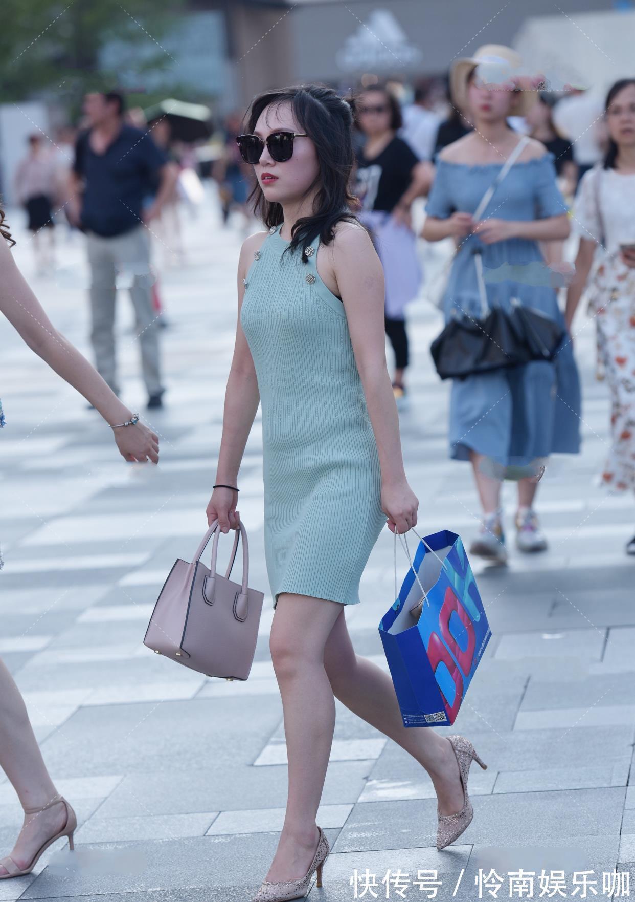 针织连衣裙 薄荷绿针织裙,搭配樱粉色鞋包,充满时尚生命力的清爽穿搭