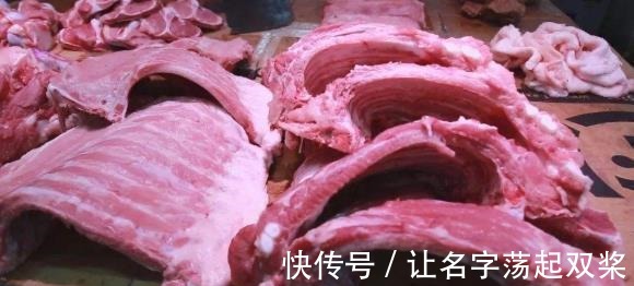 买排骨时，选“肉多”还是“肉少”的好？老板娘无意透露了底