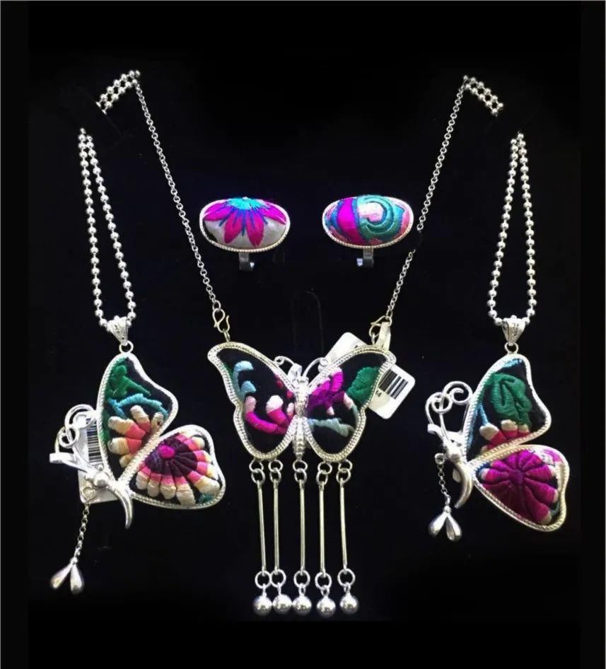  决战|【决战脱贫前线】在凤凰古城，她被苗银之美击中……