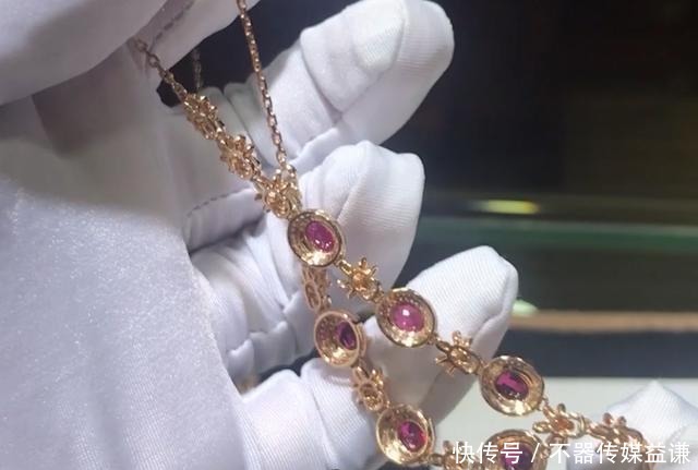 玫瑰金|七颗红宝石,玫瑰金镶嵌成项链,佩戴效果很优雅