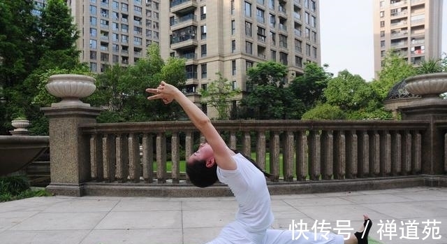 娜娜|90后美女导游，工作之余，练习瑜伽，一招一式很专业