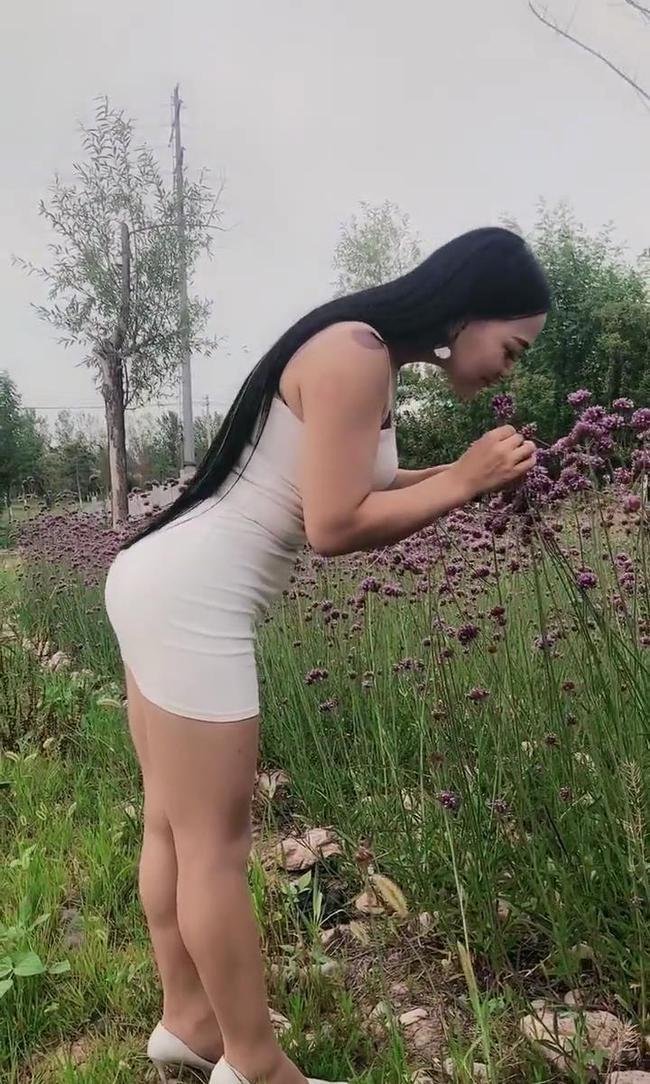 包臀裙 户外美女穿上包臀裙,景色优美人温柔,释放女性魅力