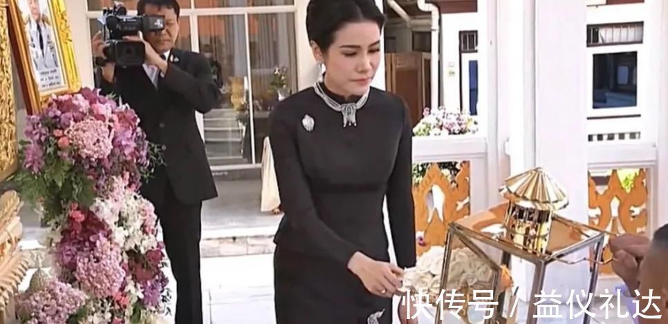 诗妮娜贵妃#诗妮娜扬眉吐气了!代泰王去皇家祭拜,戴珍珠流苏首饰艳压苏提达