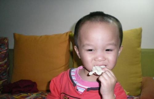 睡眠质量|孩子睡觉前,宁可饿着也不能碰这三种食物,容易积食不长个