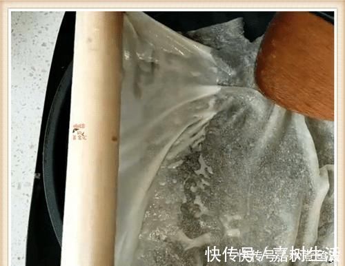 做鸡蛋饼别再搅面糊了,学学这个新做法,柔软透亮比纸薄,特筋道