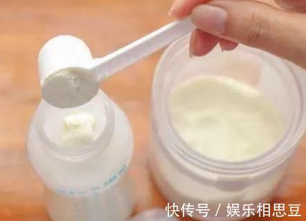 补充水分|母乳喂养的新生儿,喂水就没必要了吗?出现这些异常现象还是喂吧