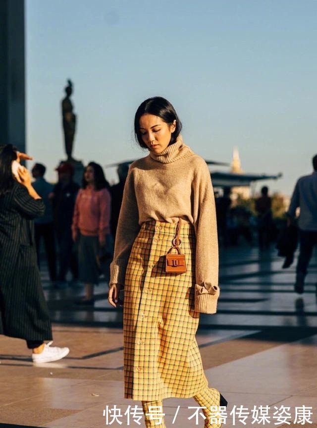 秋冬必备的“毛衣+半裙”,今年流行这样来穿,温暖时髦又显瘦
