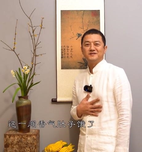 |李亚鹏:拍小寒节气段子,室内摆放的一瓶“干枝杜鹃”成最大亮点