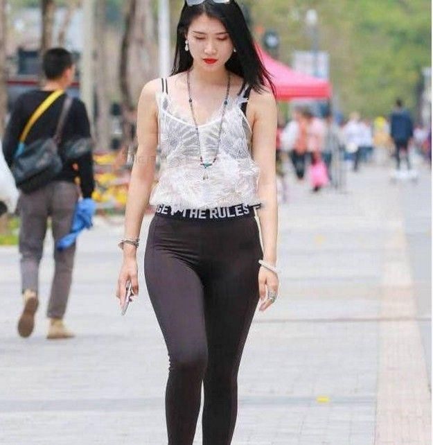  美女|街拍优雅美丽的紧身打底裤美女，完美修饰出女性的完美身材