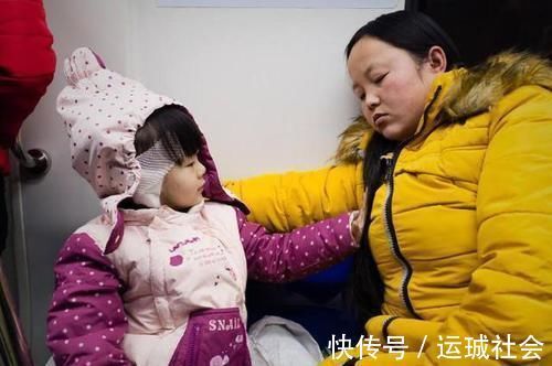 爸爸|太可爱啦, 2岁宝宝帮妈妈提袋子, 哪怕再困也不能放开手里的重任