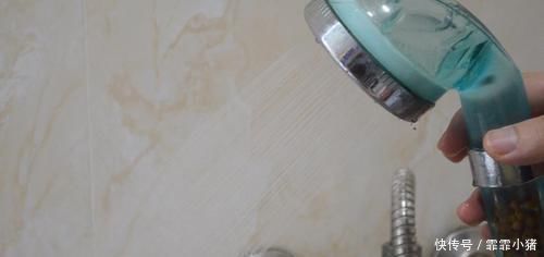 把牙膏挤到淋浴喷头上，一年能省下不少钱，解决了很多家庭的困扰