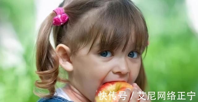 刷牙|17岁儿子长尖牙,亲妈吐槽像“吸血鬼”,网友:也可能是个狼人