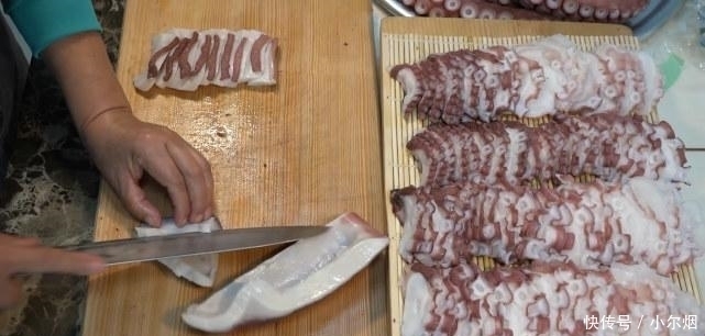 韩国“最穷”吃播大吃海鲜,吃10斤的章鱼,切成薄片看着就很嫩