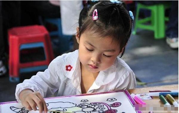 孩子们|老师让孩子画“妈妈的睡姿”,不料画风各种写实,宝妈:回家挨打