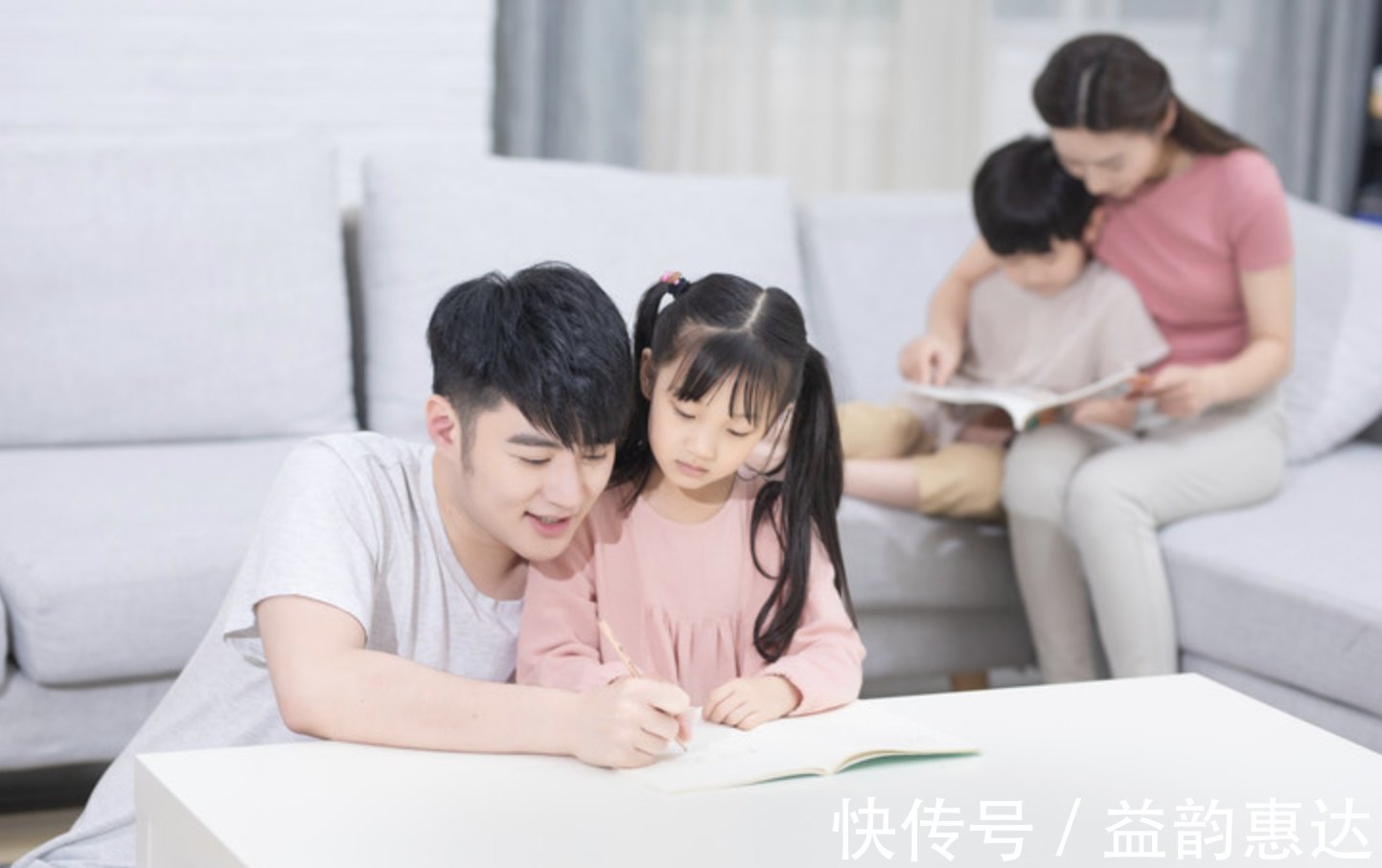 妈妈|妈妈倒立锻炼,宝宝的一个潜意识动作,网友实力坑妈