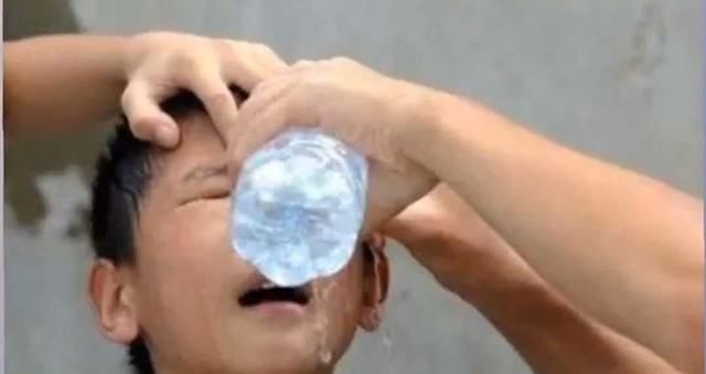 家长|仅20分钟眼角膜被熔化,8岁男孩终生失明,家家都有这东西