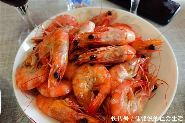 周末回来家陪看望父母,媳妇忙里忙外做一桌子菜,看着真不简单!