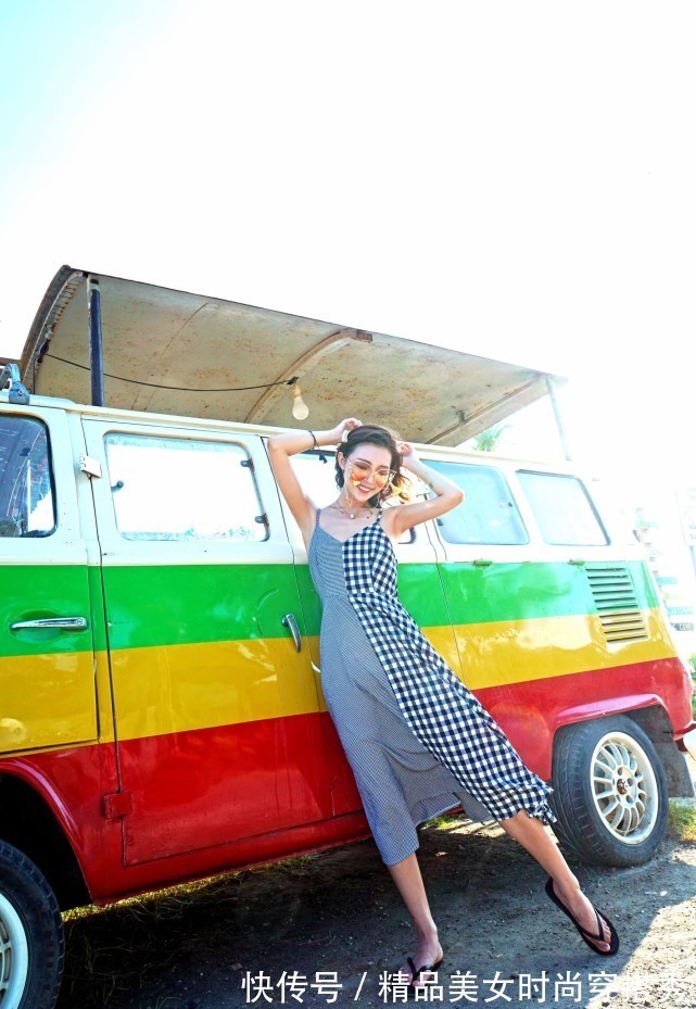 旅游|一款仙气飘飘的旅游海滩度假连衣裙，让你留住永不消失的风采