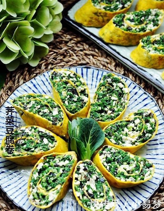 荠菜新吃法,卷起来蒸5分钟,清鲜软嫩,一口一个吃不停