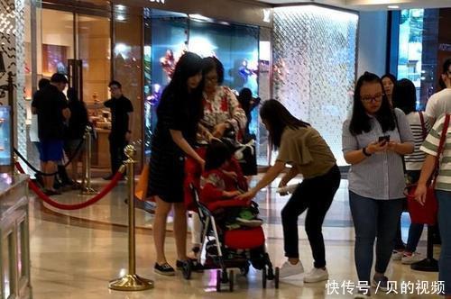 报警器|“你家娃偷拿东西，不信就搜身”，妈妈一句话，工作人员即刻放行