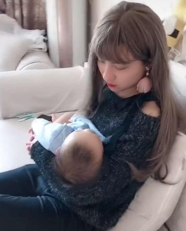 太美|宝爸“男扮女装”,化妆成“妈妈”哄娃睡觉,网友:画面太美