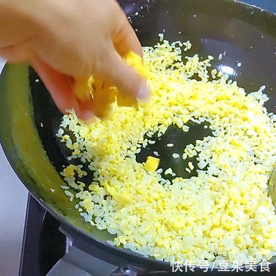 芝士黄金炒饭这样做实在太美味，碗盘都要舔干净