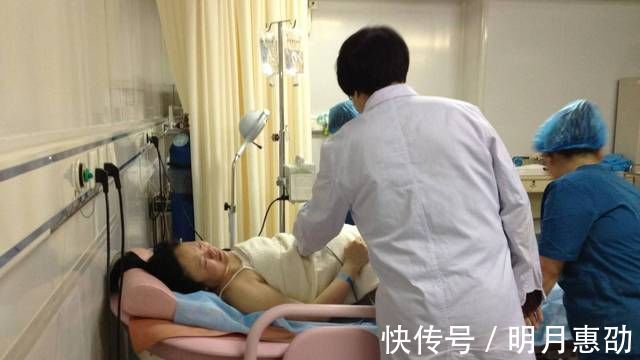 丹妮|国外孕妇都在用的“水中分娩”，真的适合中国产妇吗？看完秒懂