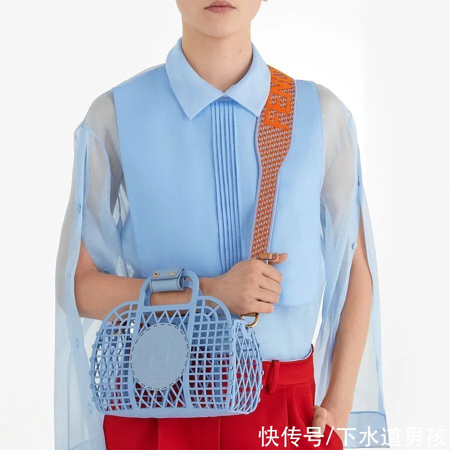 芬迪FENDI最新设计出圈,网友说像去澡堂用的篮子