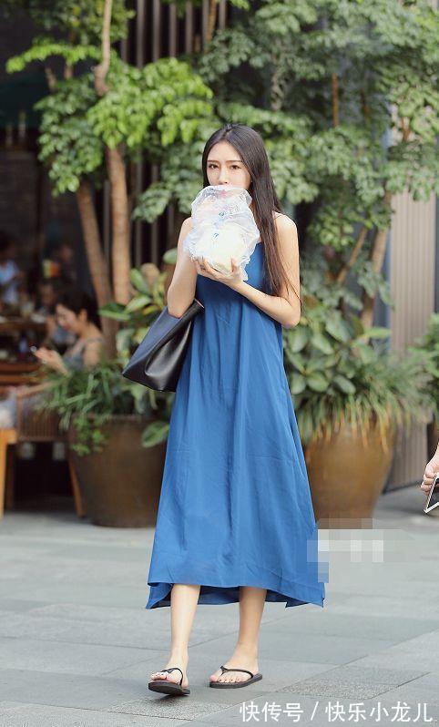 上衣 小姐姐身穿一件白色v领的吊带,看上去很有时尚感