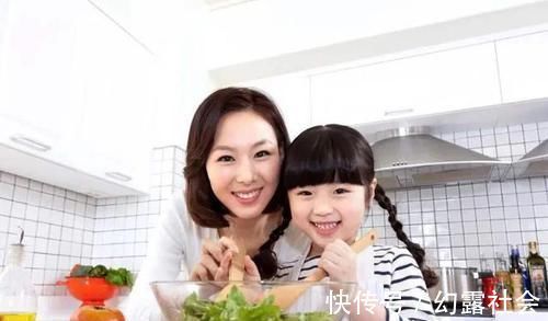 零食|高铁上,3岁男孩看到乘务员吃零食就迈不开腿,网友:真心顶不住