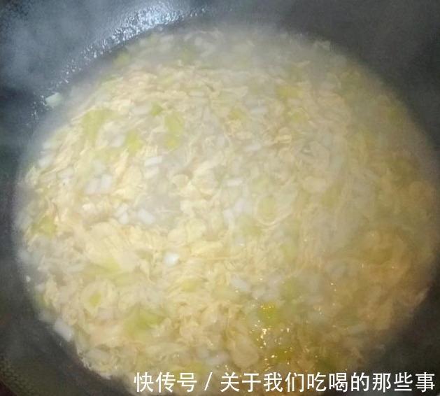 做紫菜鸡蛋汤,第一步不是煮紫菜,难怪不好喝!大厨教你正确做法