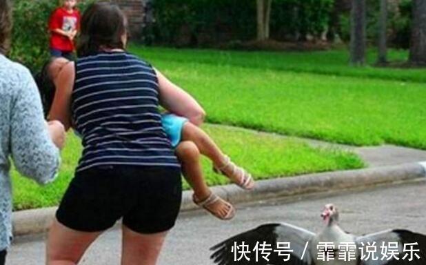 妈妈带|妈妈带女儿回家听见女儿在背后哭闹,结果回头看见这一幕