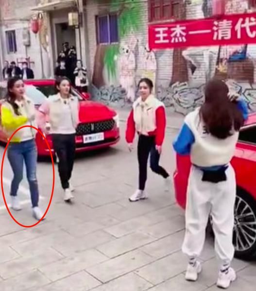  baby|跑男路透邓紫棋王霏霏加入，baby紧身裤显胯大，邓紫棋成一米五