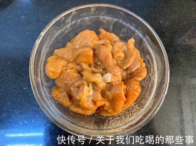 老师傅教你炒蒜苔，别直接炒别焯水，巧用一招，蒜苔翠绿鲜嫩入味