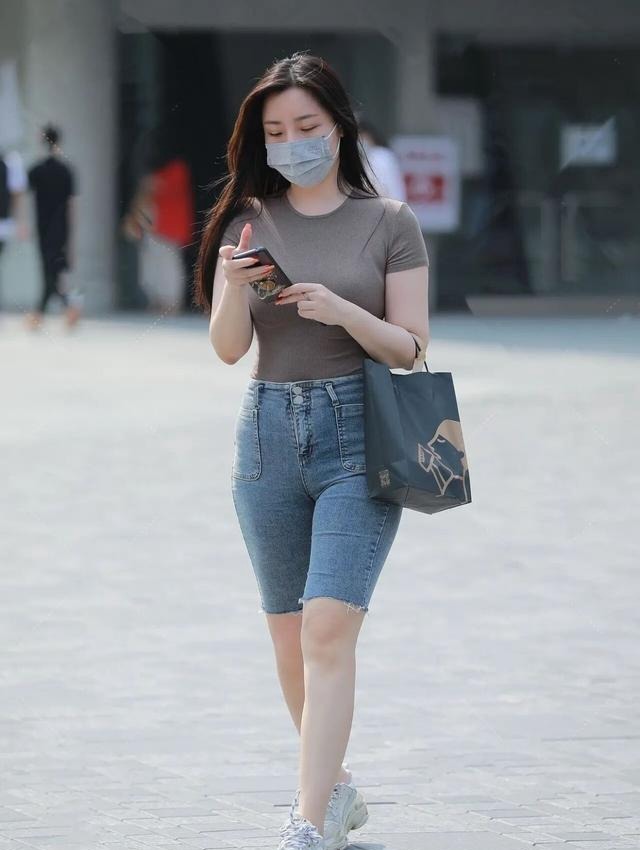 搭配 牛仔连衣裙内搭白色T恤,清爽有活力,少女感十足