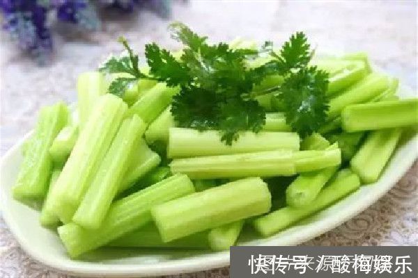 食用|芹菜的2个克星,万万不可一起吃,否则会给我们带来不必要的负担
