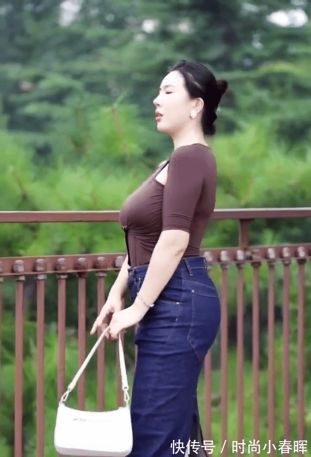 牛仔裤|半身牛仔裤经典百搭,微胖美女穿了,也肥而不腻