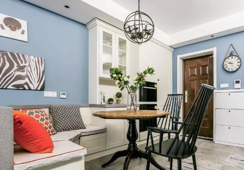 卡座|越来越多人不买传统餐桌了,年轻人喜欢用它替代,新潮美观又实用