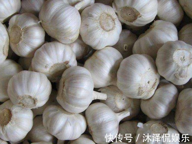 小小一颗蒜，竟是全家的保健“药”，每天来一瓣，保健效果佳