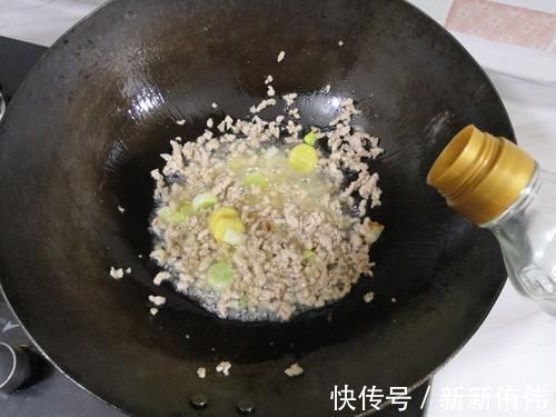 豆角|70岁老妈教我剩米饭新吃法，饭菜一锅，营养省事还健康，比炒饭香