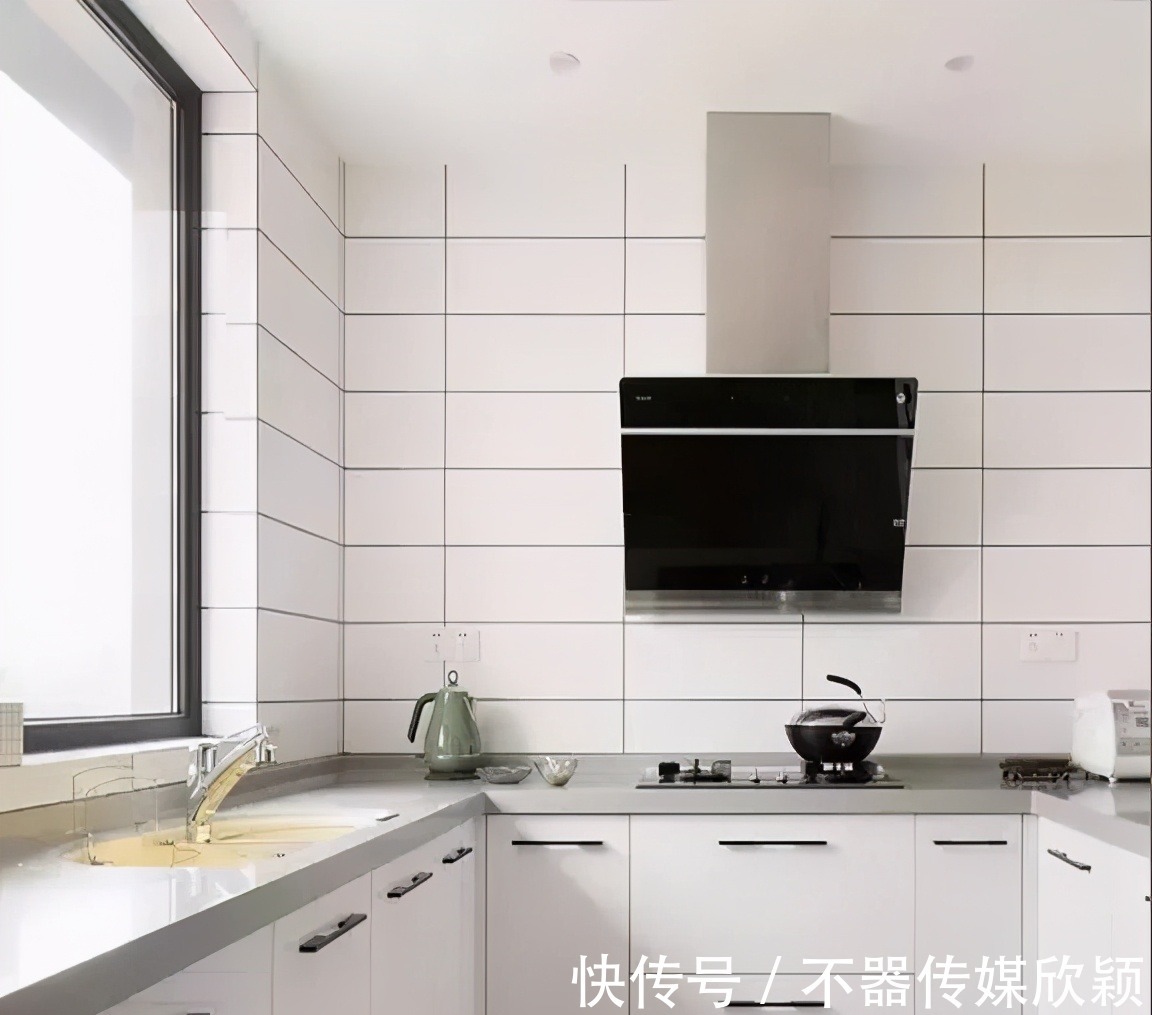 地垫|越来越多人厨房都不装吊柜了,有钱人都流行这样装,效果真棒!
